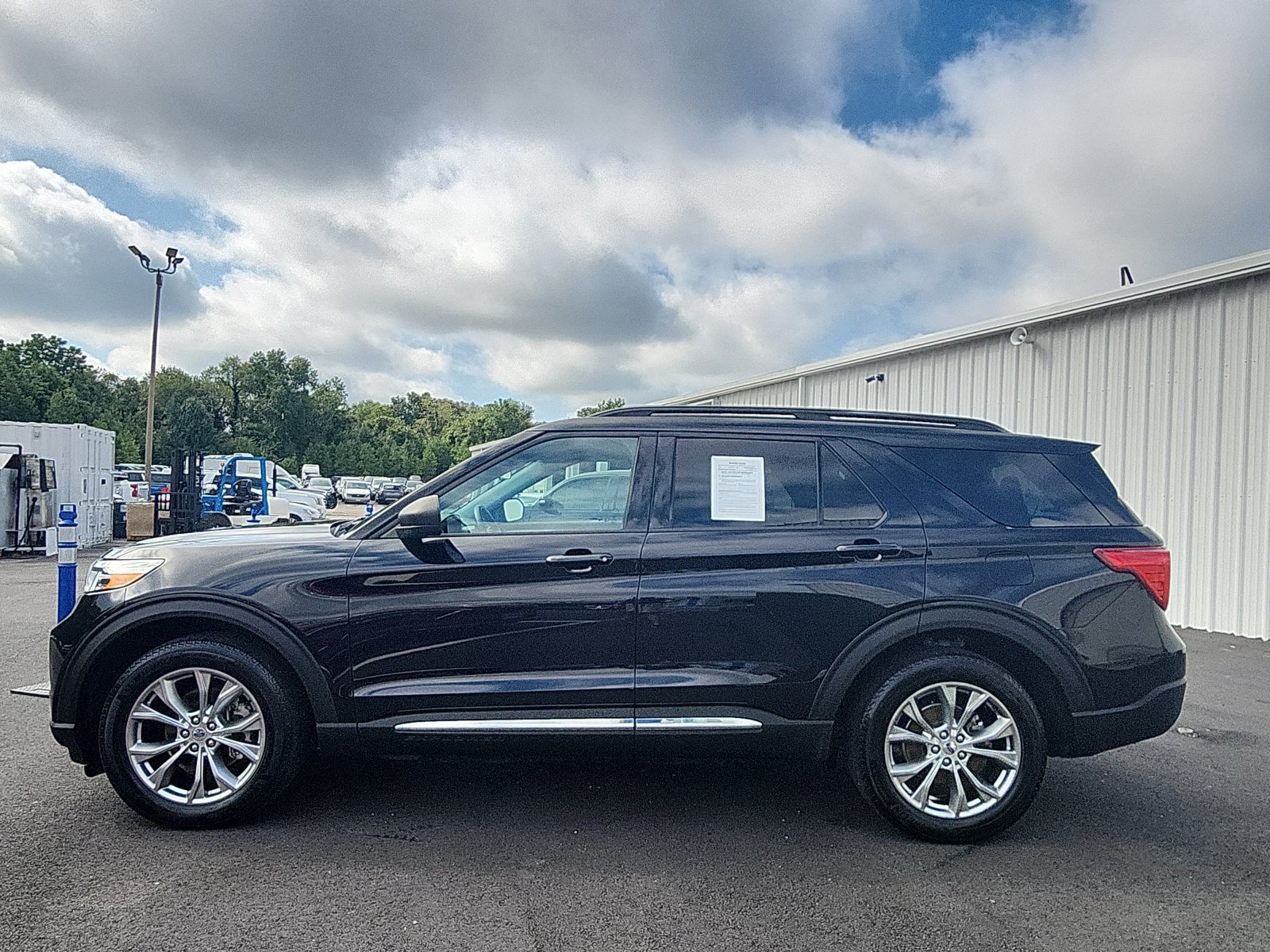 Used 2021 Ford Explorer XLT w/ Equipment Group 202A AWD/4WD image 2
