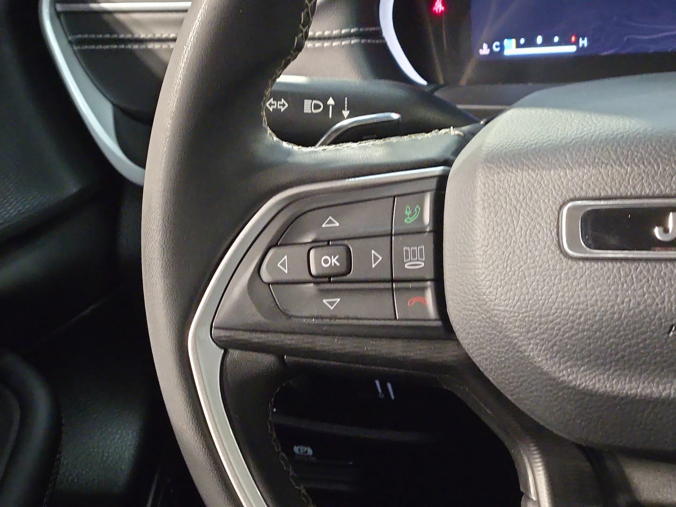 Used 2023 Jeep Grand Cherokee Laredo AWD/4WD image 27