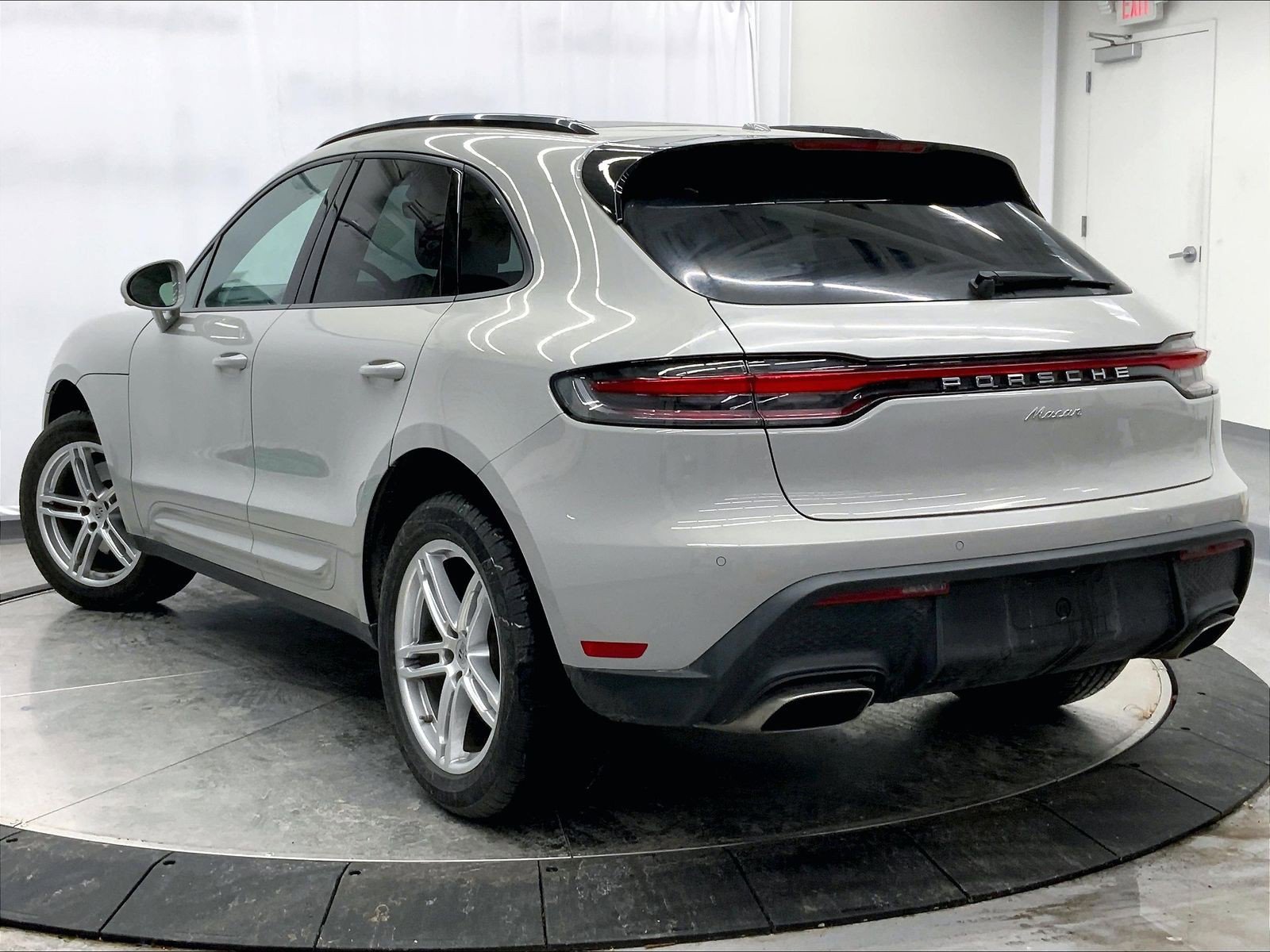 Certified 2025 Porsche Macan image 3