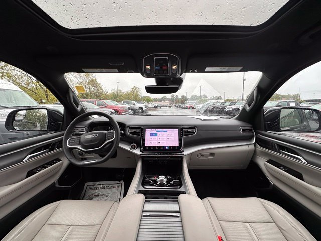 Used 2025 Jeep Wagoneer Series III w/ Premium Group I AWD/4WD image 2
