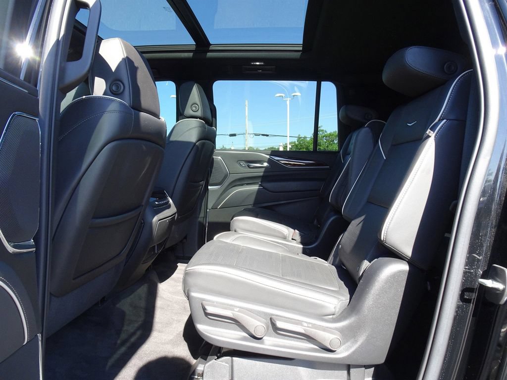 Used 2022 Cadillac Escalade ESV Premium Luxury w/ LPO, Radiant Package AWD/4WD image 15