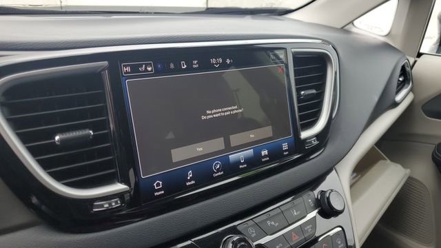 Certified 2024 Chrysler Pacifica Touring-L image 15