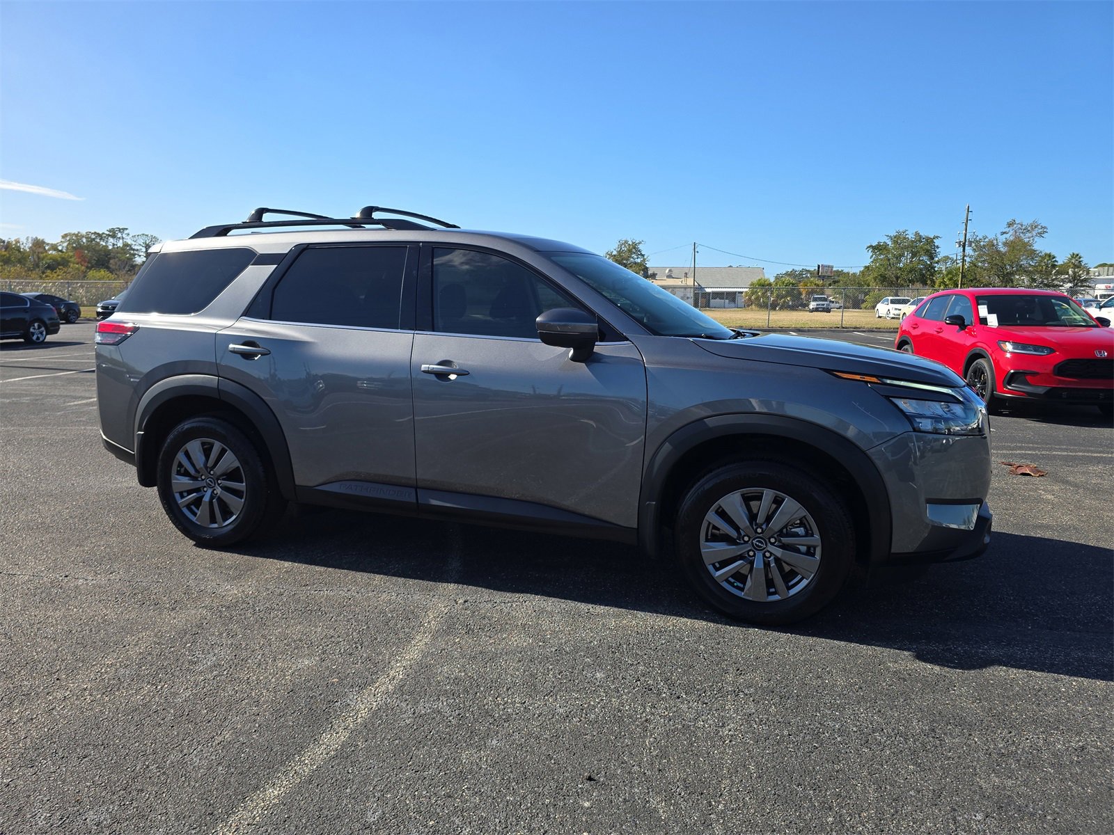 Used 2025 Nissan Pathfinder SV image 2