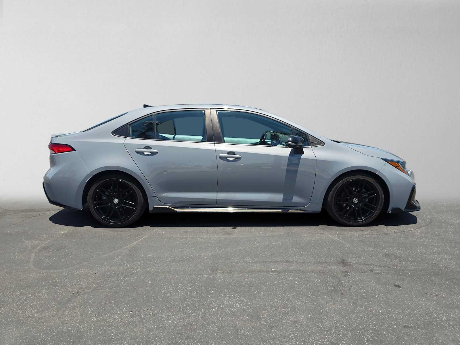 Used 2022 Toyota Corolla SE FWD image 2
