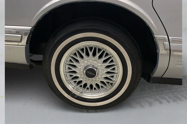 Used 1994 Lincoln Town Car Signature RWD image 16