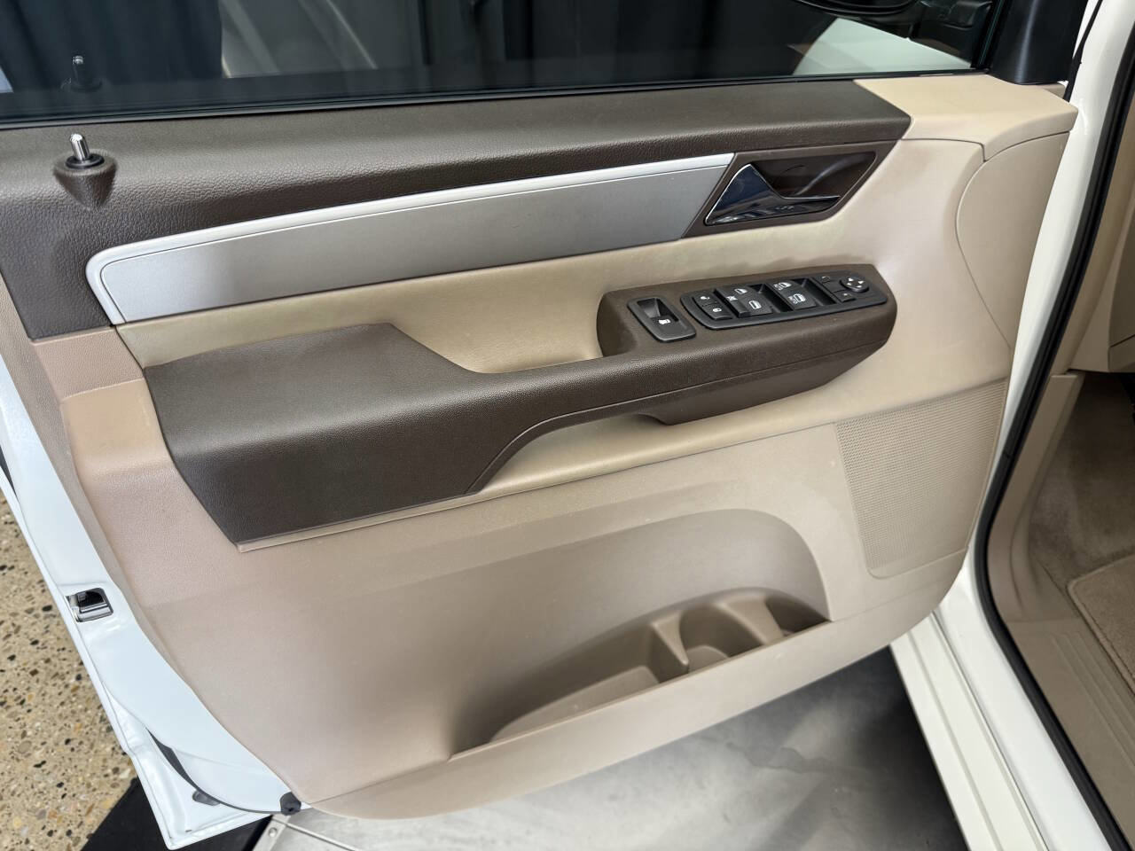 Used 2012 Volkswagen Routan SE FWD image 18