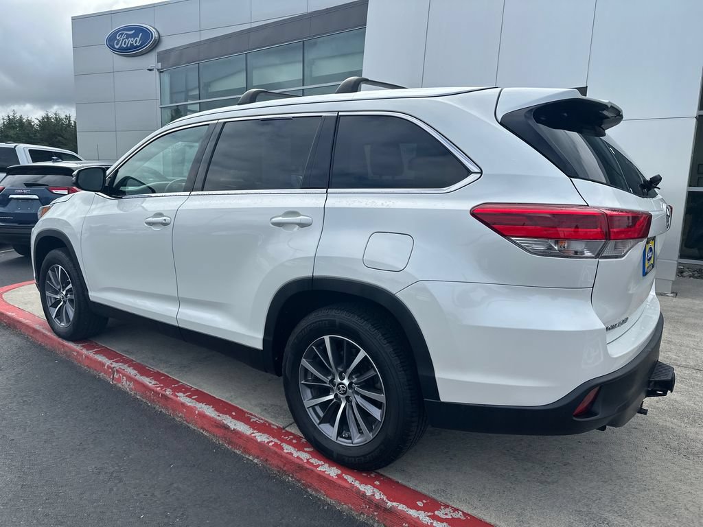 Used 2019 Toyota Highlander XLE FWD image 2