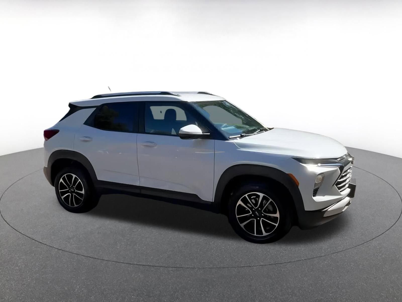Used 2025 Chevrolet TrailBlazer LT image 2