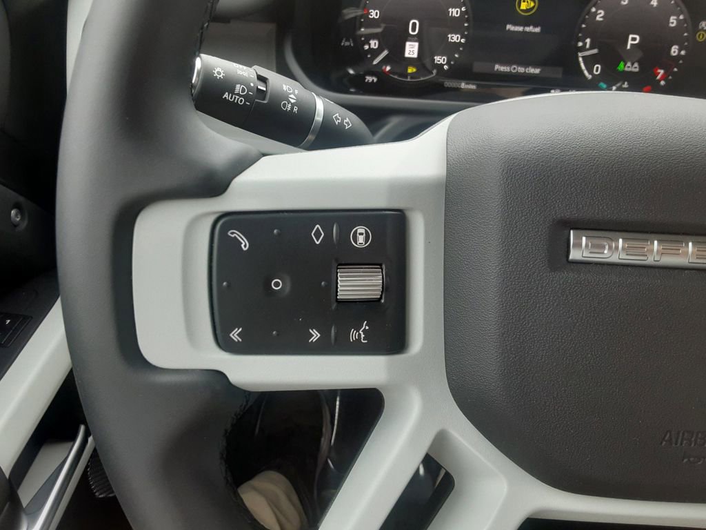 New 2024 Land Rover Defender 110 SE image 17