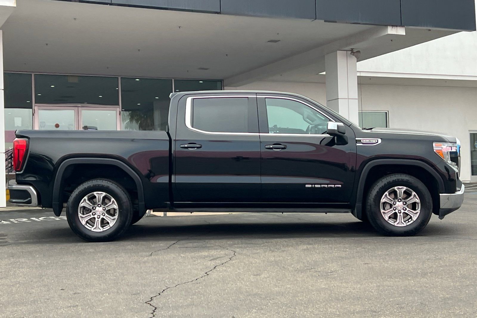 Used 2022 GMC Sierra 1500 SLE image 3