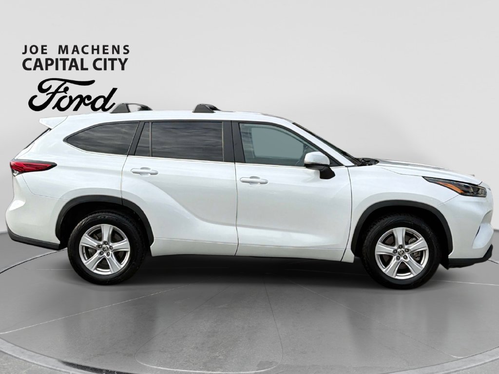 Used 2023 Toyota Highlander L FWD image 4