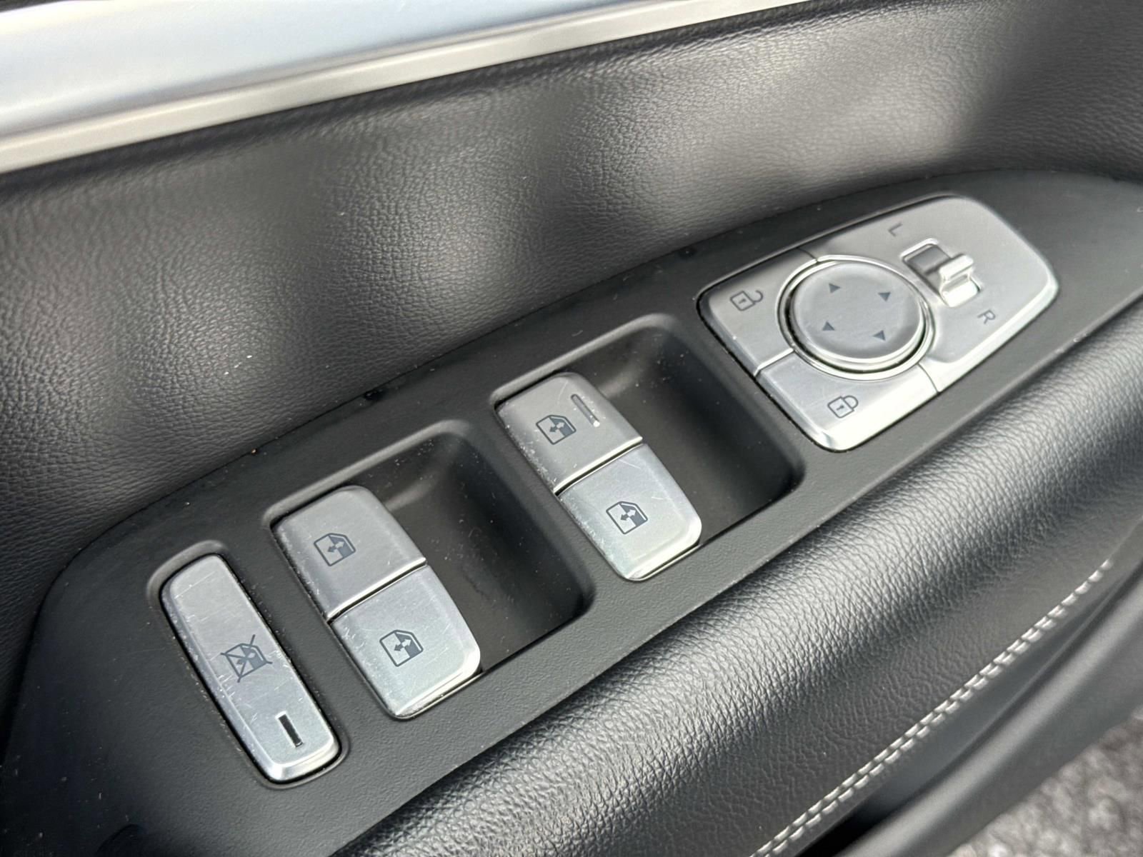 Used 2023 Genesis G70 2.0T image 22