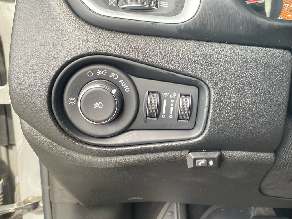 Used 2021 Jeep Renegade Latitude FWD image 16