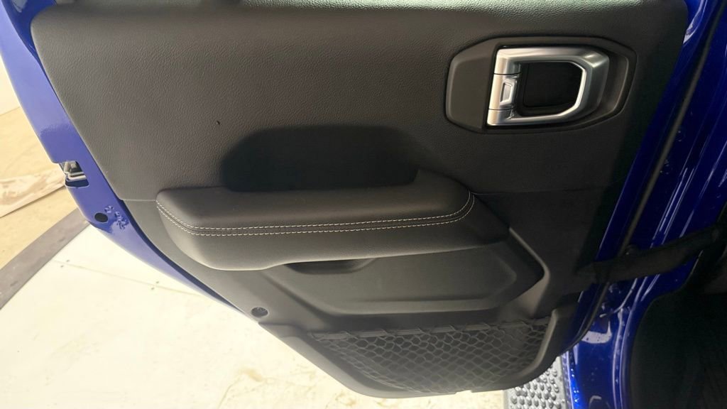 Used 2018 Jeep Wrangler Unlimited Sahara image 12