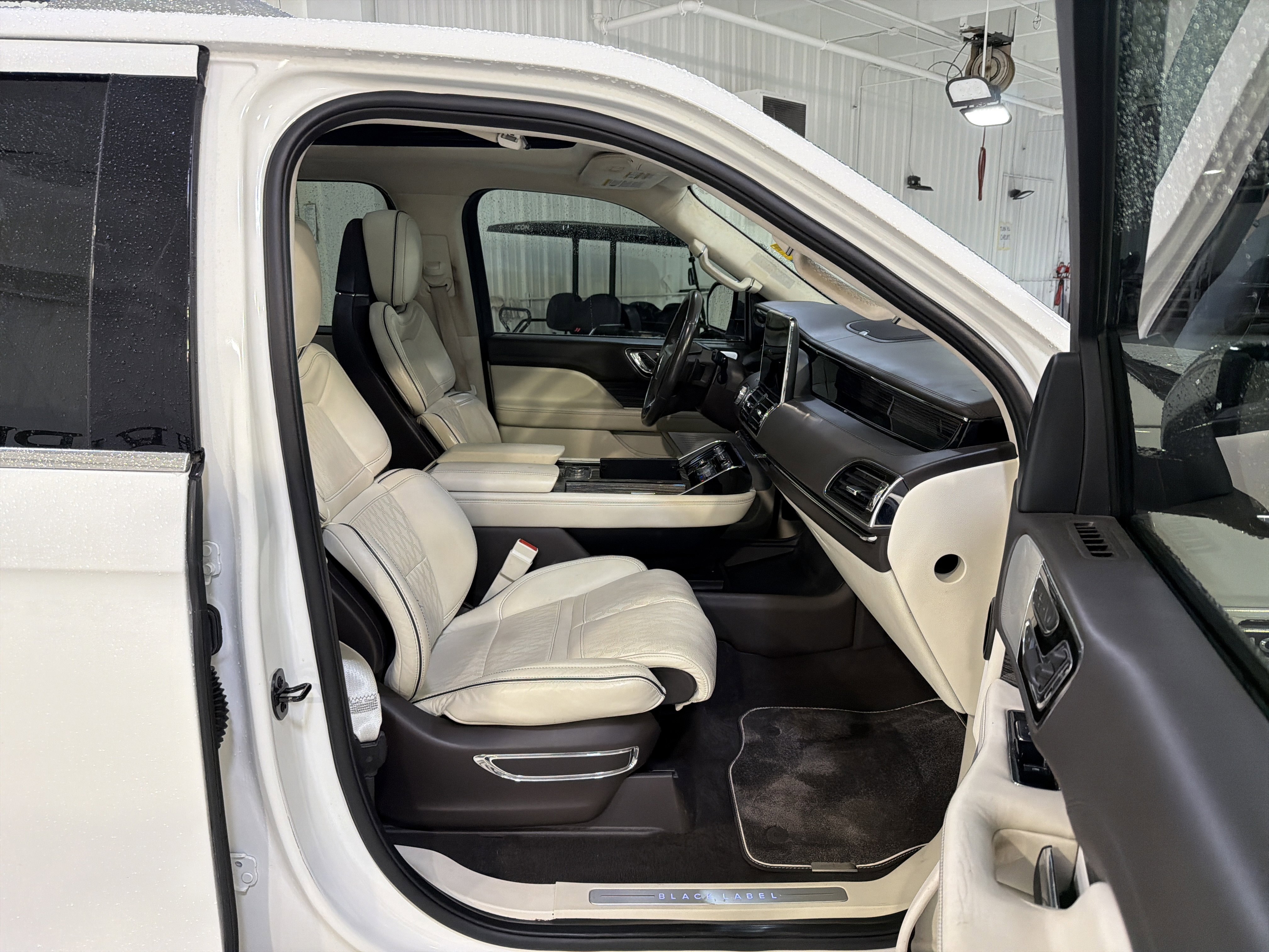 Used 2020 Lincoln Navigator Black Label w/ Cargo Convenience Package image 15