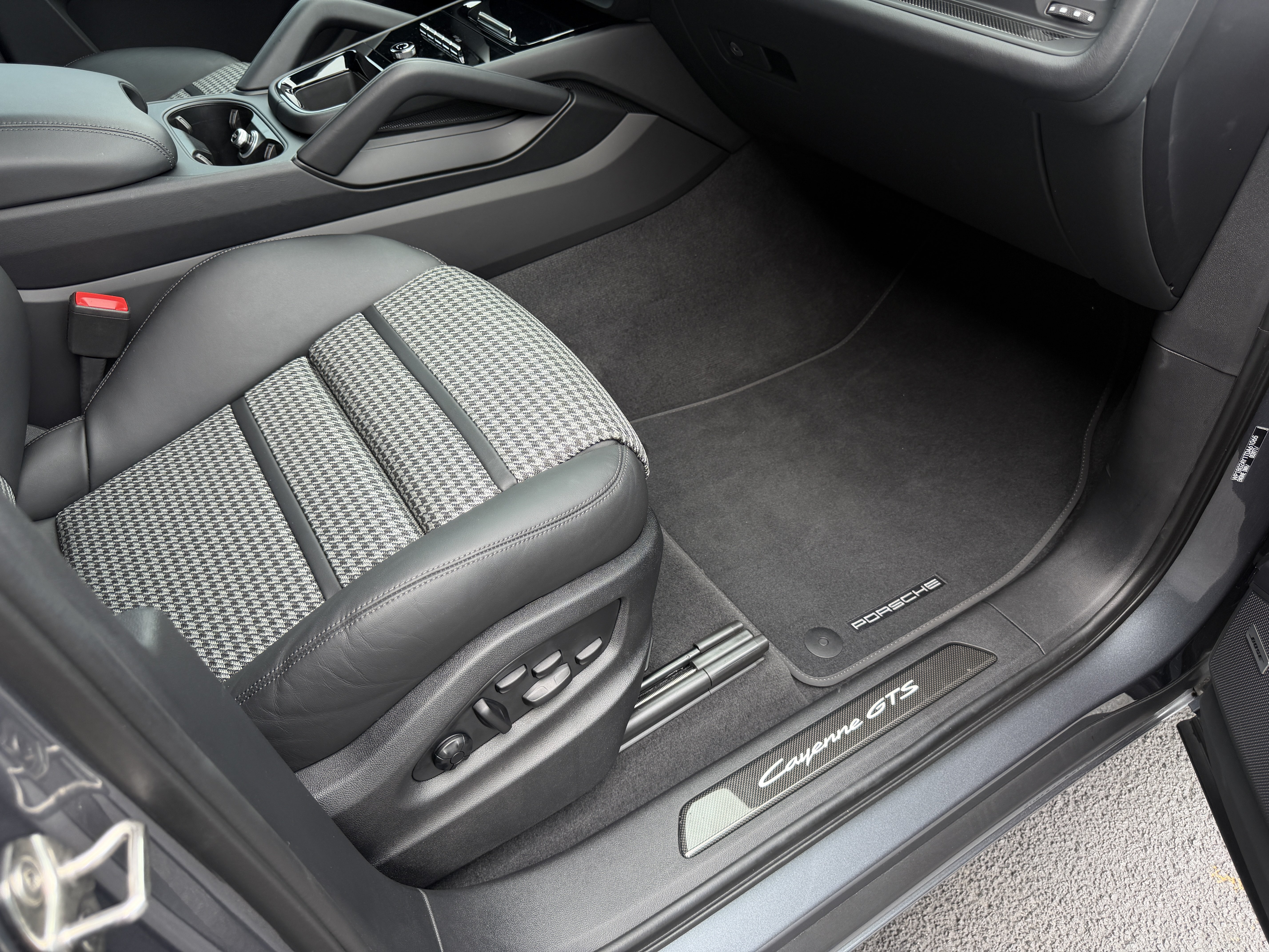 Certified 2026 Porsche Cayenne GTS AWD/4WD image 20