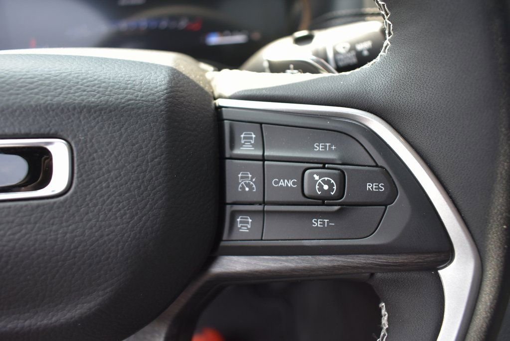 Used 2025 Jeep Grand Cherokee Limited w/ Black Appearance Package image 36