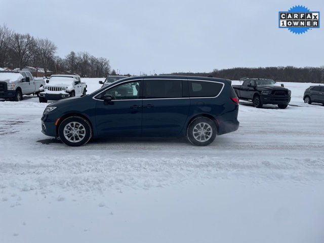 Used 2025 Chrysler Pacifica Select image 11