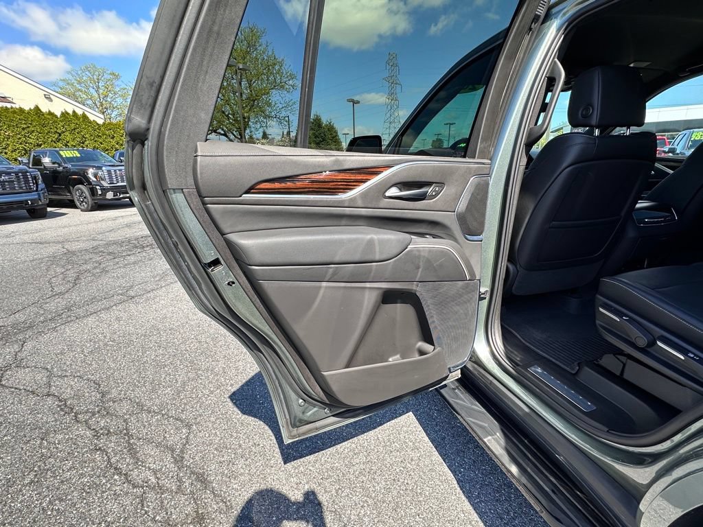 Used 2024 Cadillac Escalade Luxury AWD/4WD image 28
