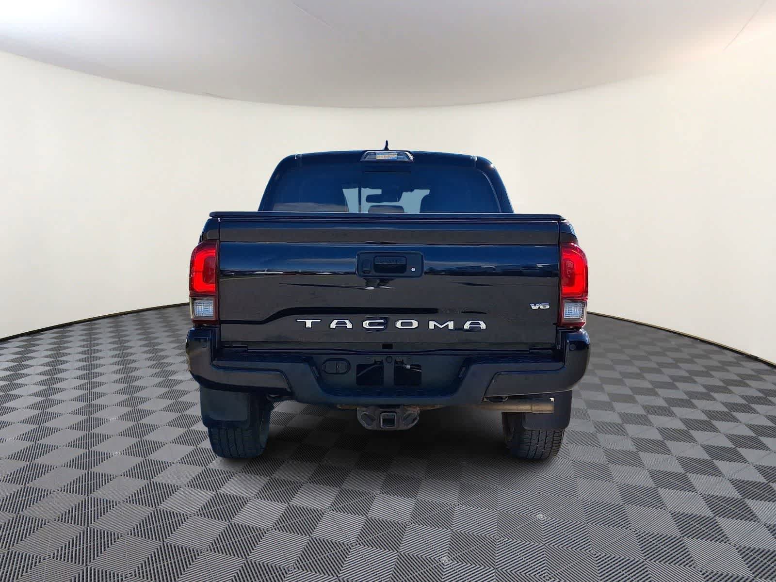 Used 2018 Toyota Tacoma TRD Sport AWD/4WD image 7