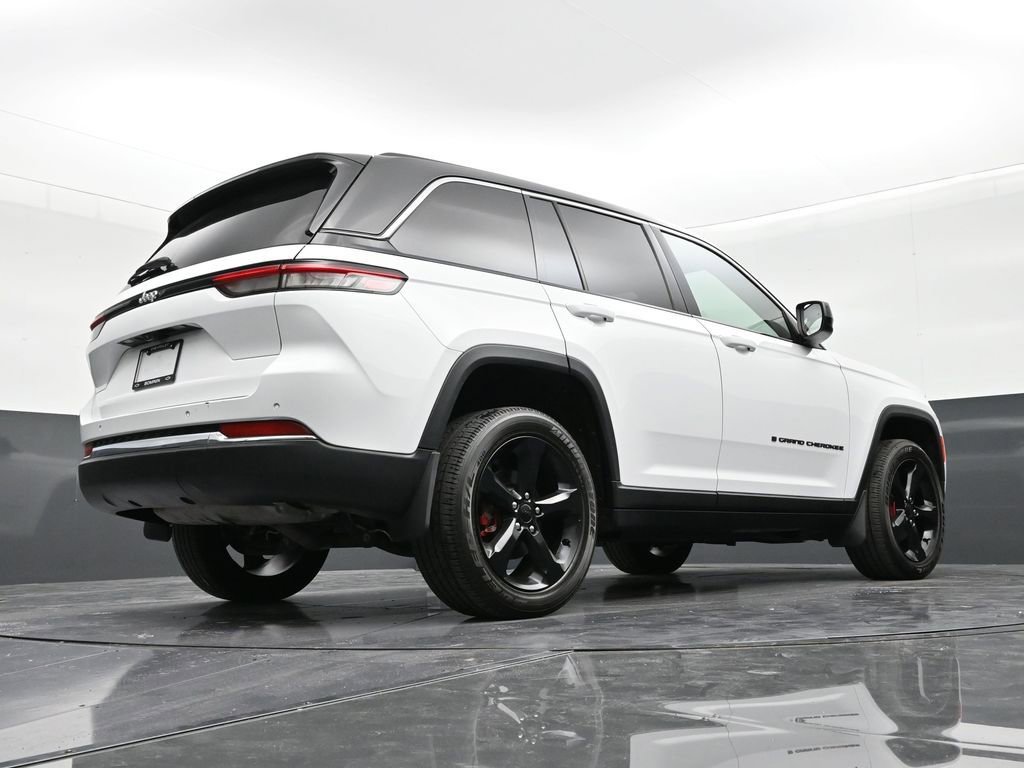 Used 2023 Jeep Grand Cherokee Laredo image 24