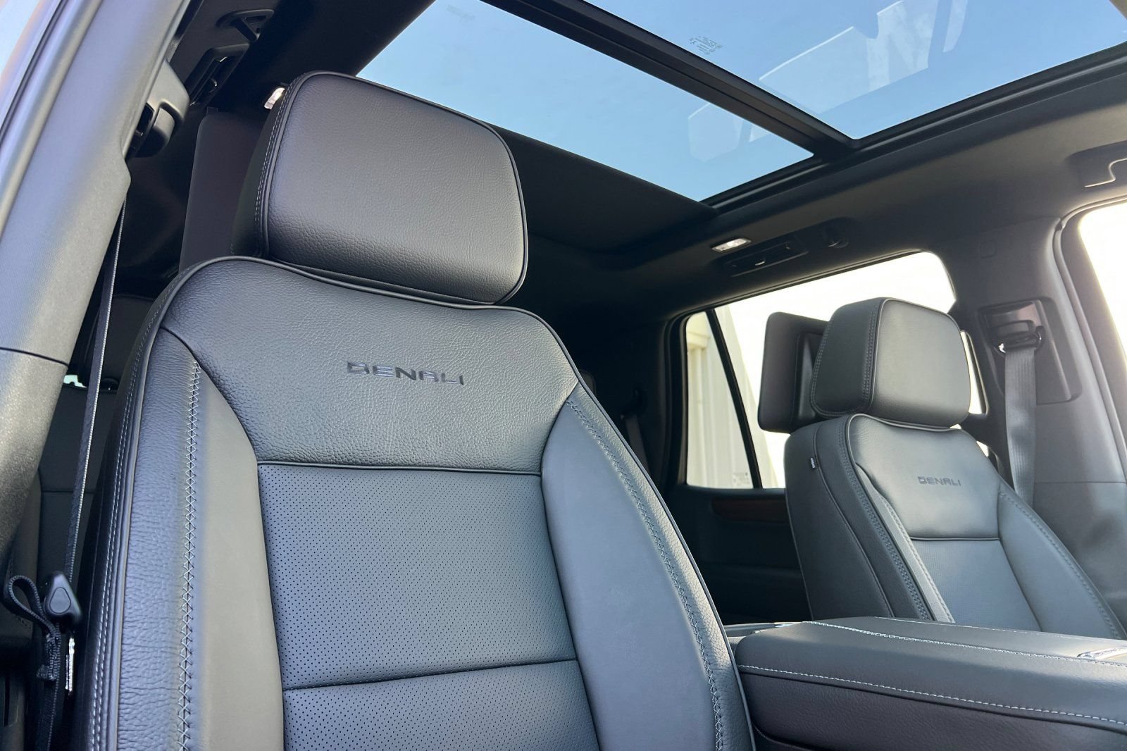 New 2026 GMC Yukon Denali w/ Denali Reserve Package AWD/4WD image 17