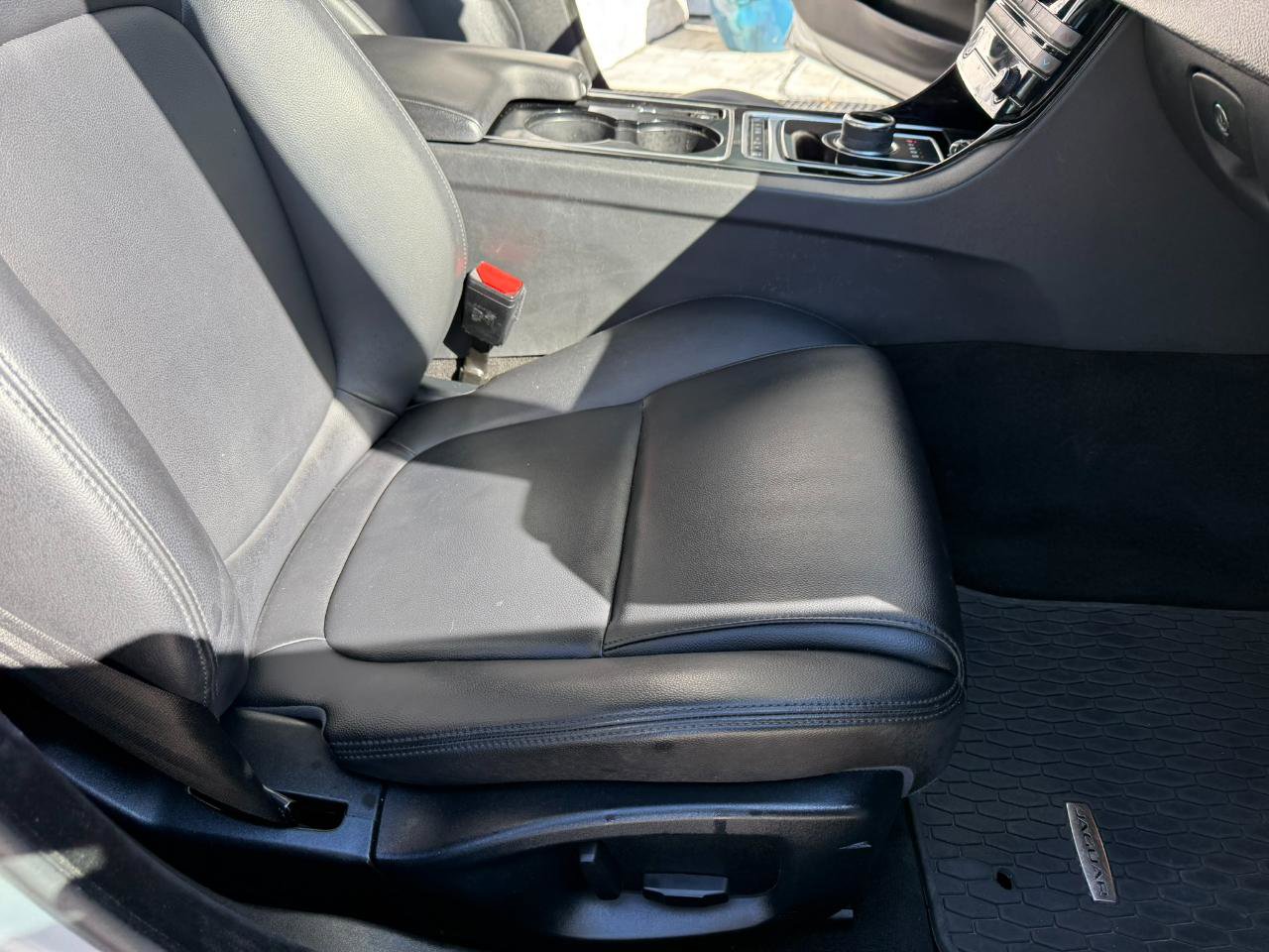 Used 2017 Jaguar XE Premium image 27