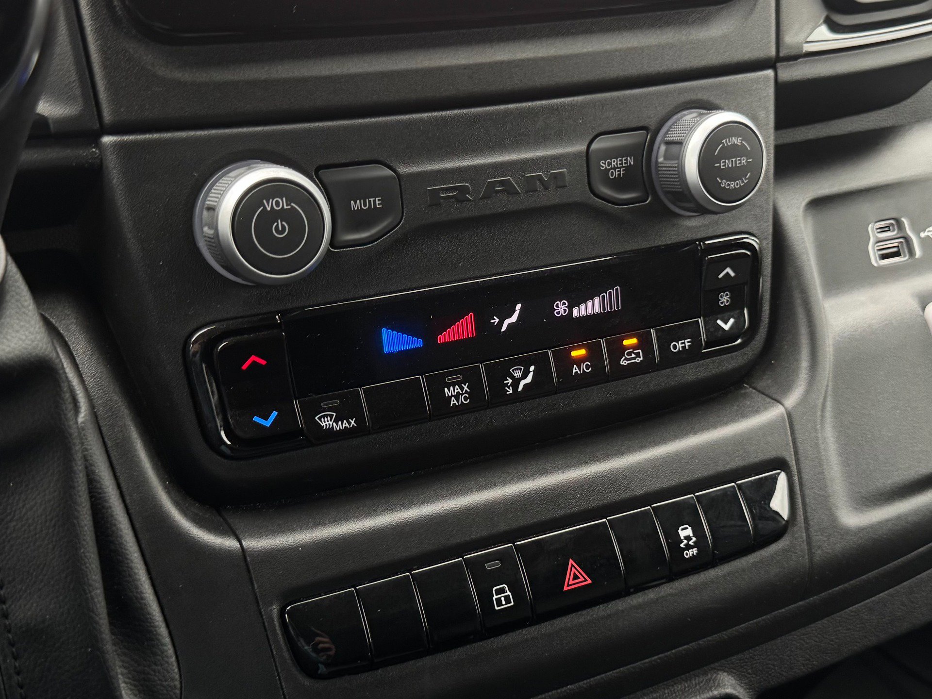 Used 2025 RAM ProMaster 2500 w/ Convenience Group image 41