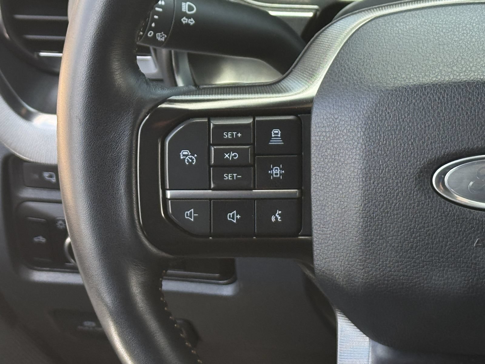 Used 2023 Ford F250 Platinum w/ FX4 Off-Road Package AWD/4WD image 17