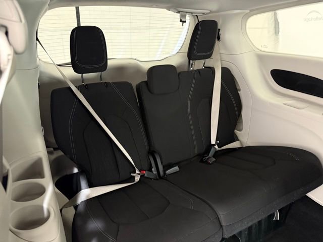 Used 2023 Chrysler Voyager LX image 27