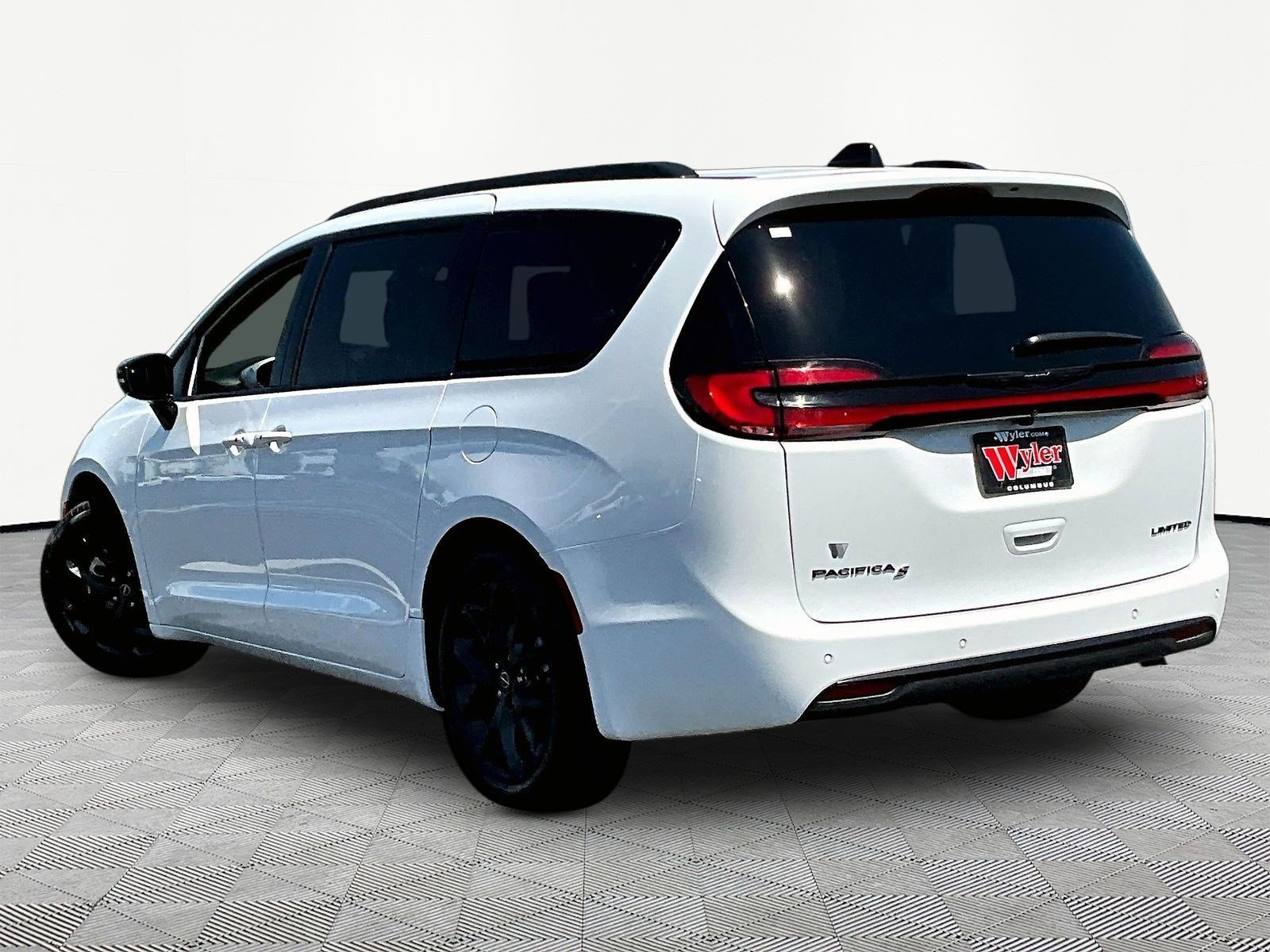Used 2026 Chrysler Pacifica Limited w/ S Appearance Package FWD image 4