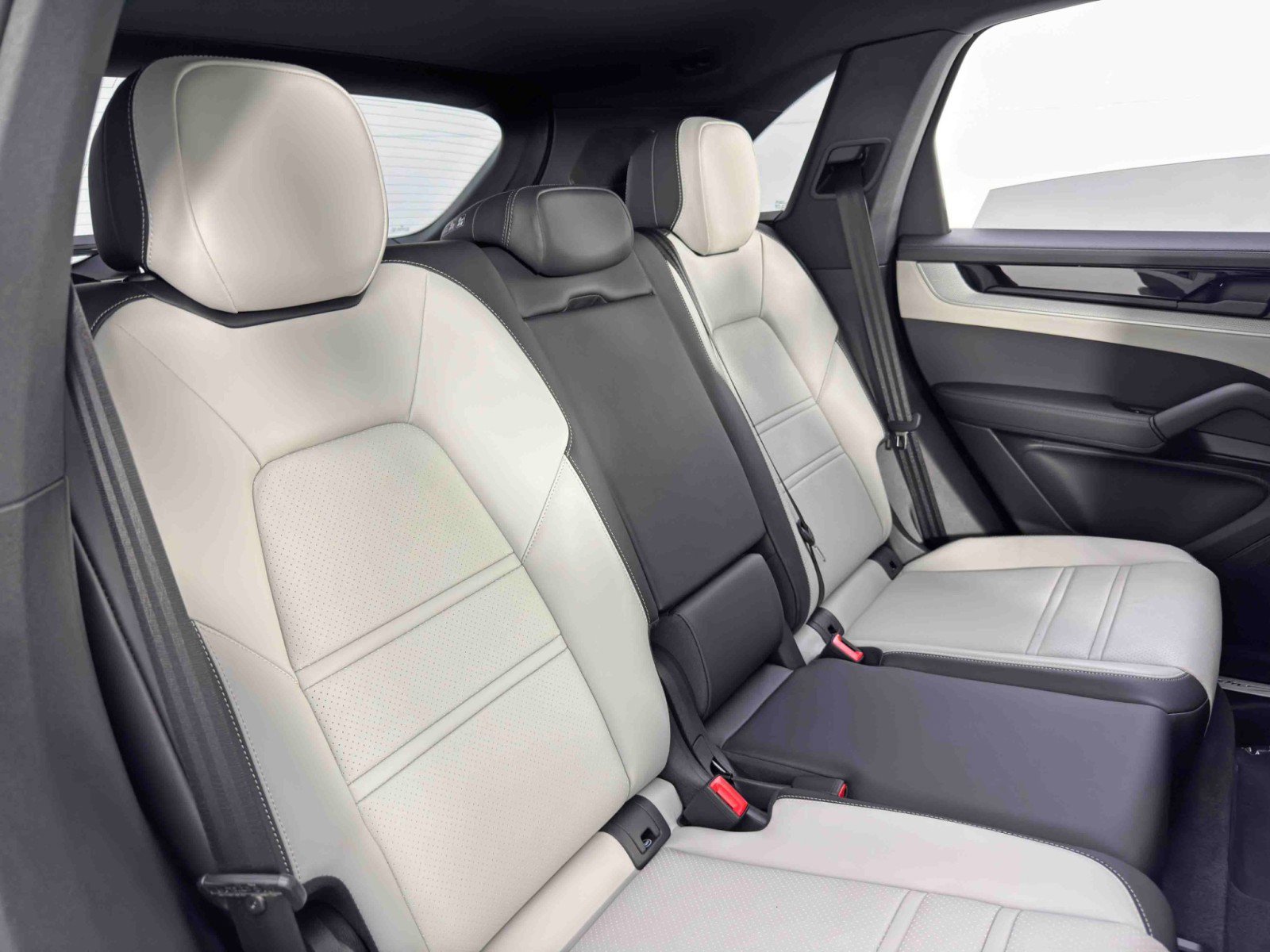 Used 2024 Porsche Cayenne w/ Technology Package image 44