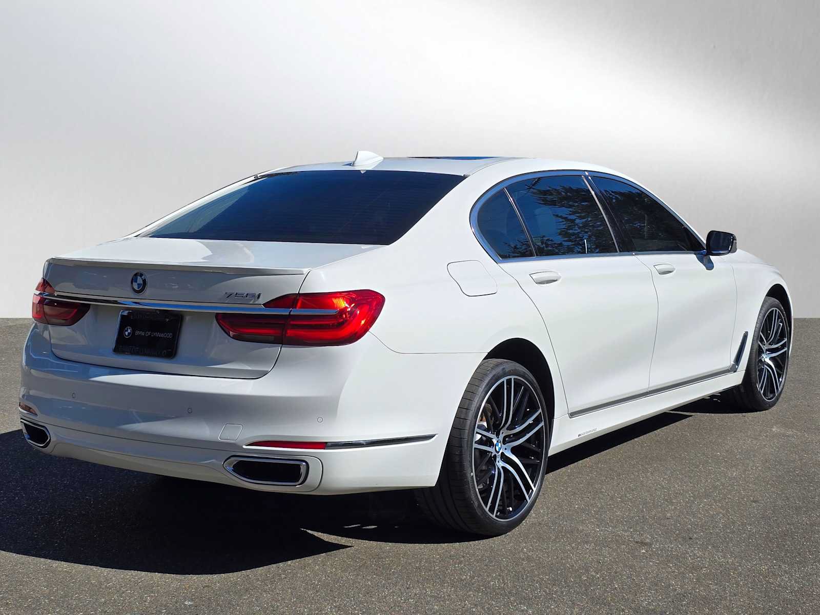 Used 2018 BMW 750i RWD image 3
