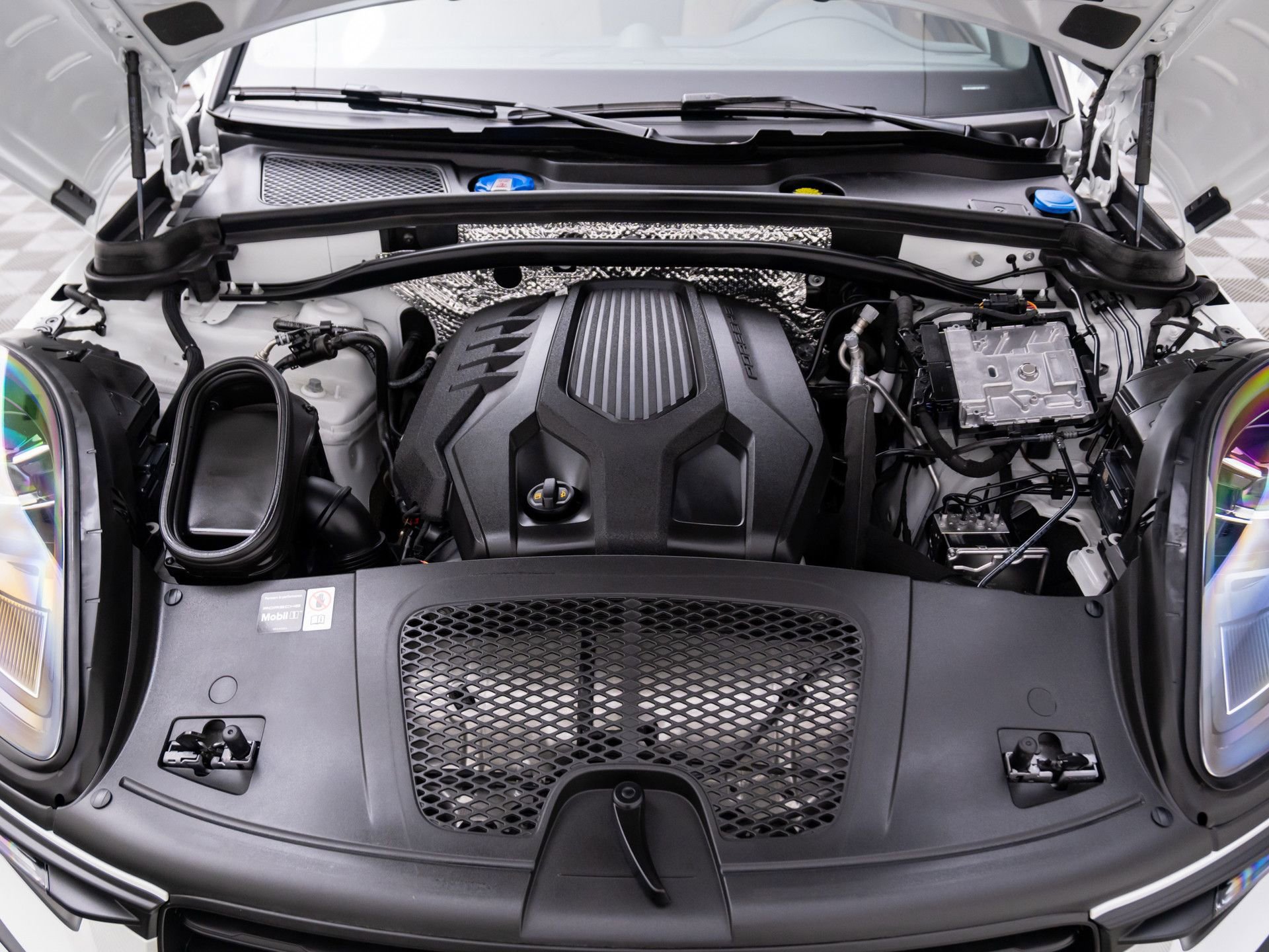 Certified 2025 Porsche Macan image 26