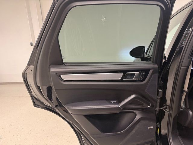 Certified 2023 Porsche Cayenne Platinum Edition image 33