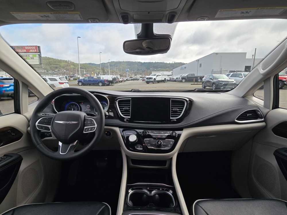 Used 2024 Chrysler Pacifica Limited image 15
