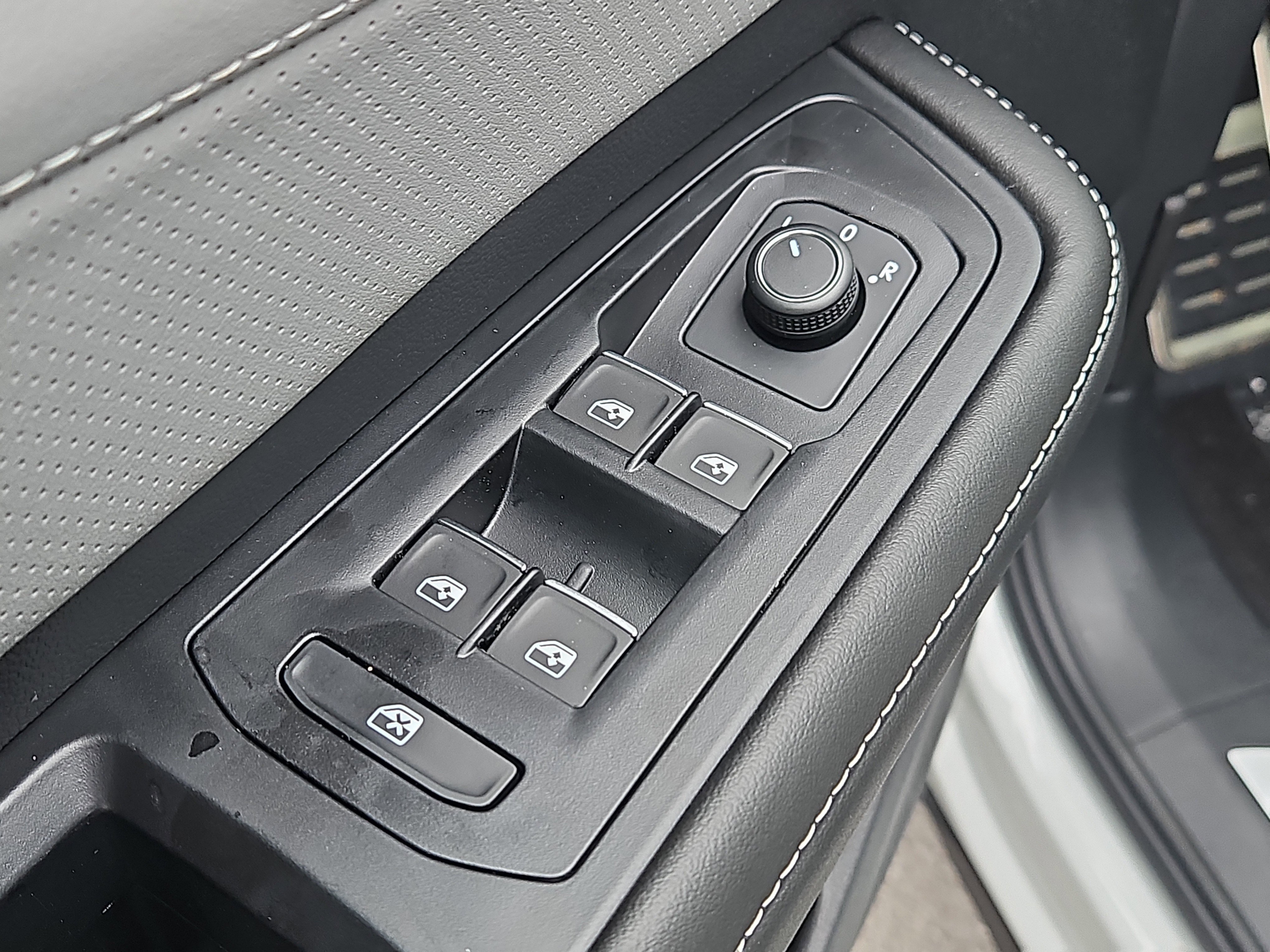 New 2026 Volkswagen Atlas Cross Sport SEL R-Line image 7