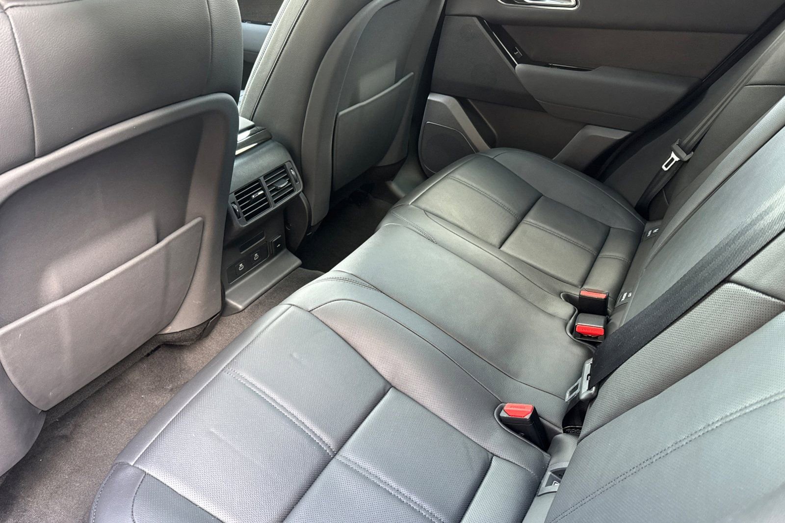 Used 2025 Land Rover Range Rover Velar Dynamic SE image 12