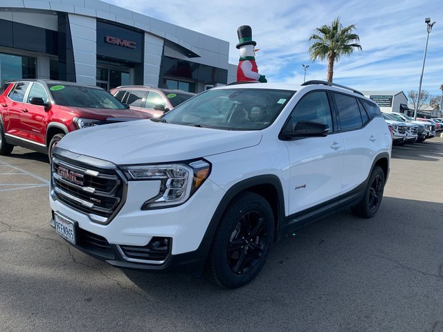Used 2022 GMC Terrain AT4 image 2