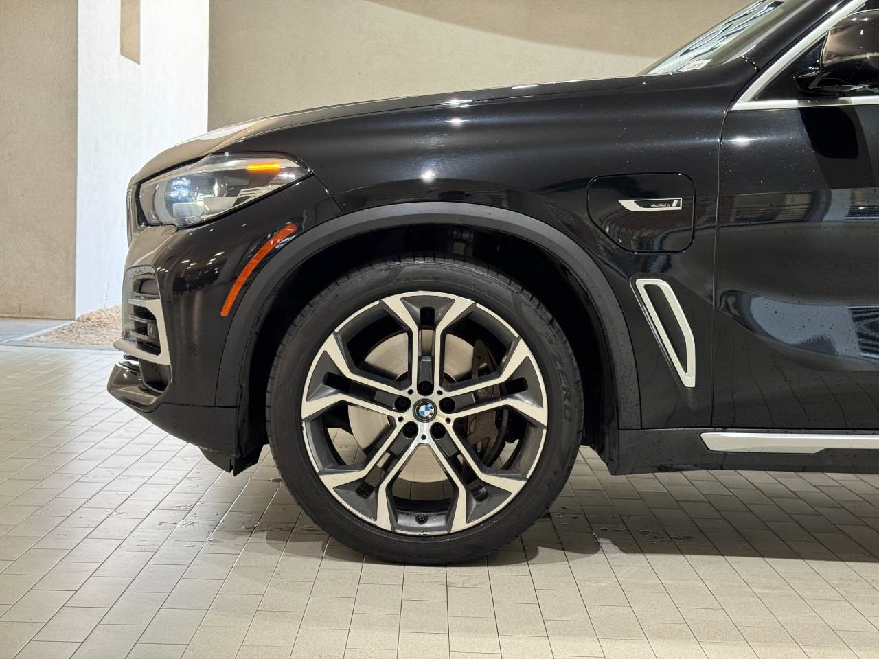 Certified 2023 BMW X5 xDrive45e w/ Climate Comfort Package AWD/4WD image 4
