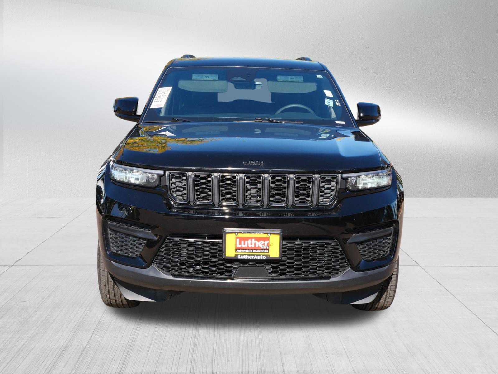 Used 2025 Jeep Grand Cherokee Altitude AWD/4WD image 2