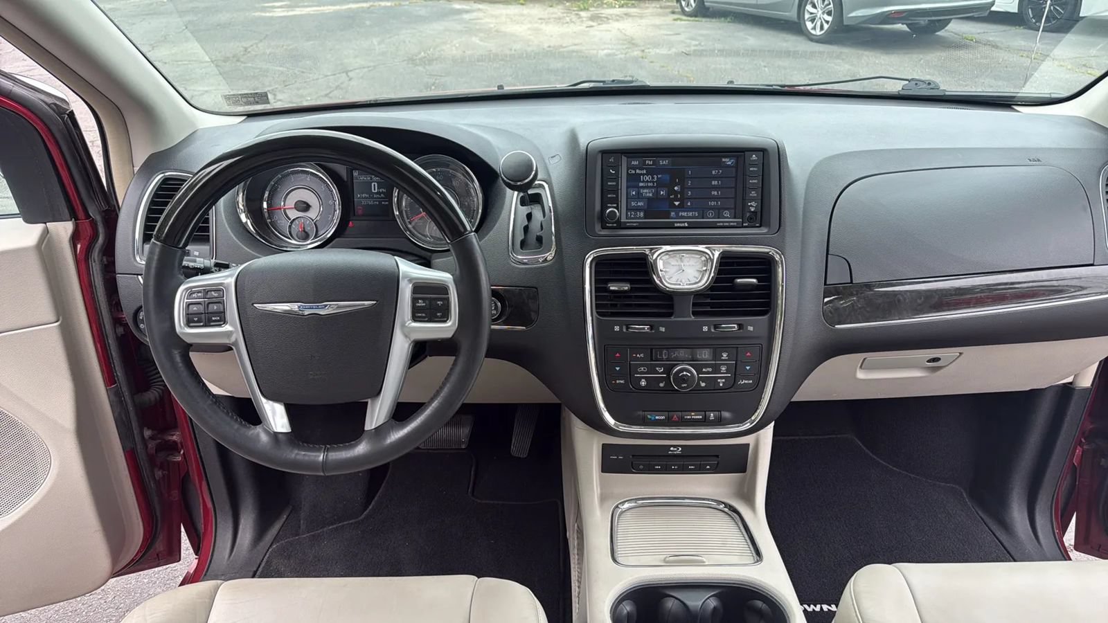 Used 2014 Chrysler Town & Country Limited w/ Luxury Group FWD image 13