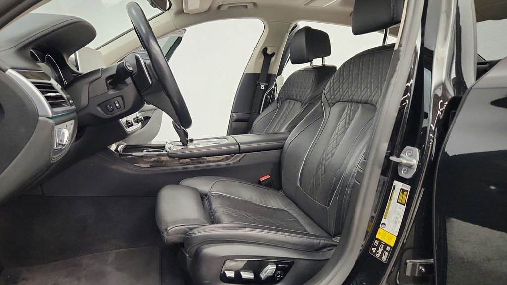 Used 2018 BMW 750i xDrive image 28