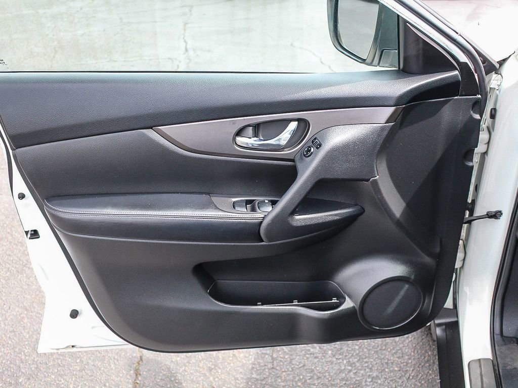 Used 2014 Nissan Rogue SV w/ SV Family Package image 22