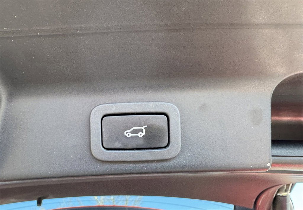 Used 2017 Jaguar F-PACE R-Sport image 10