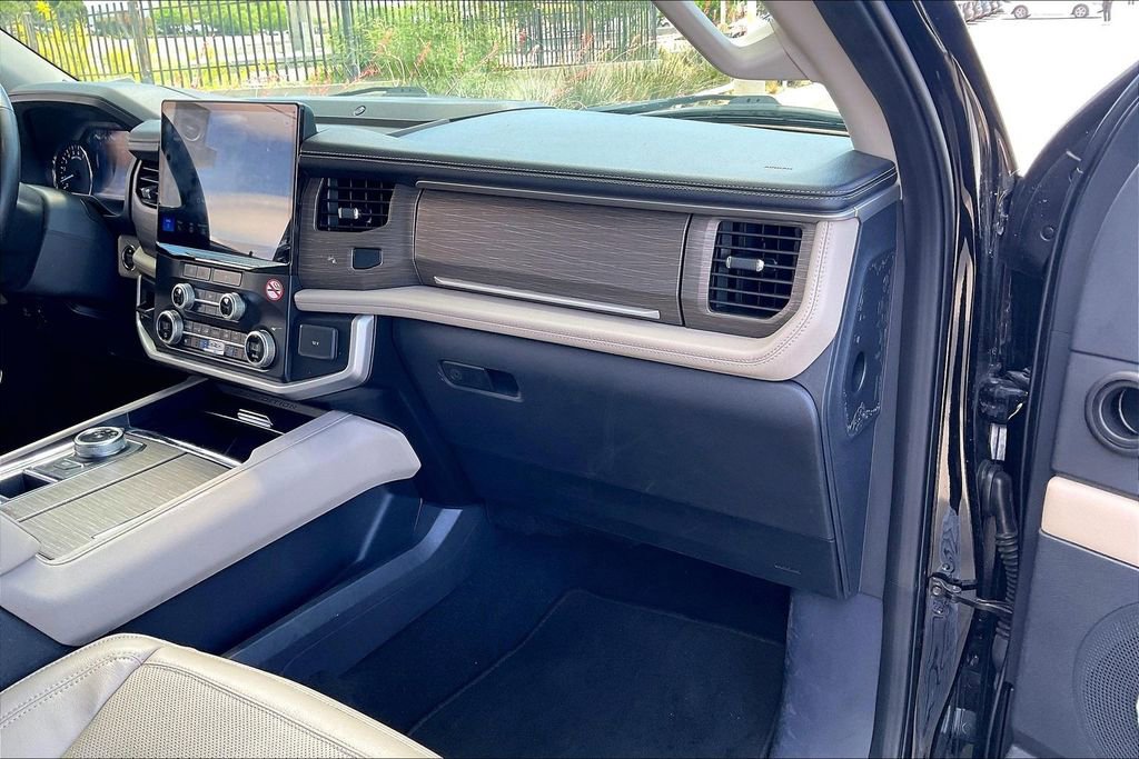 Used 2024 Ford Expedition Limited RWD image 16