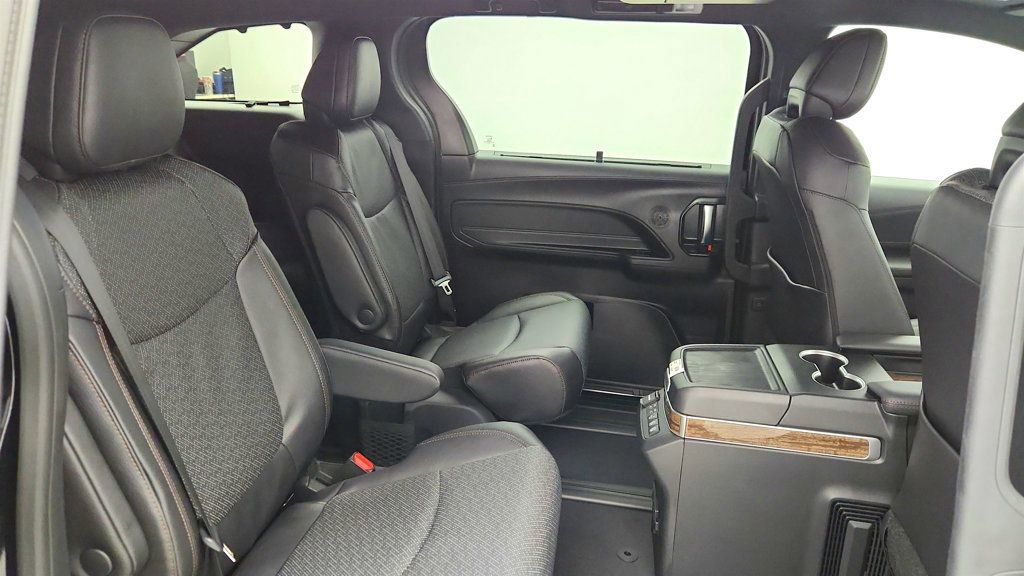 Used 2026 Toyota Sienna Platinum image 24