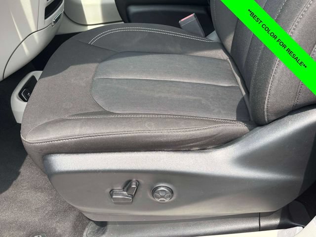 Used 2023 Chrysler Voyager LX FWD image 5