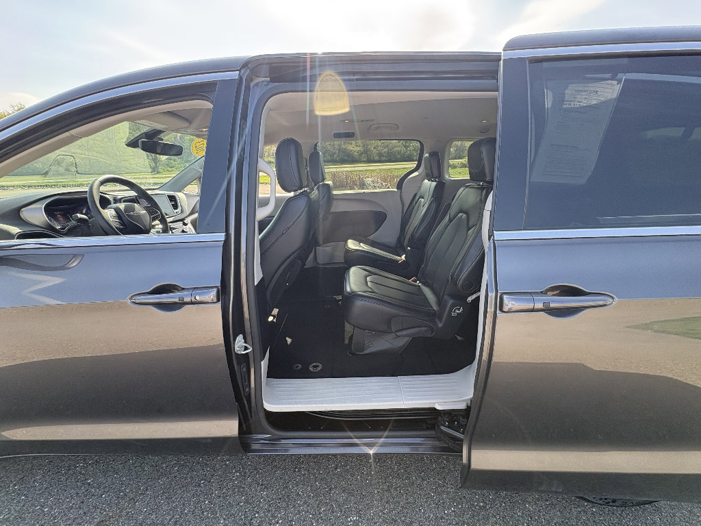 Used 2023 Chrysler Pacifica Touring-L image 17