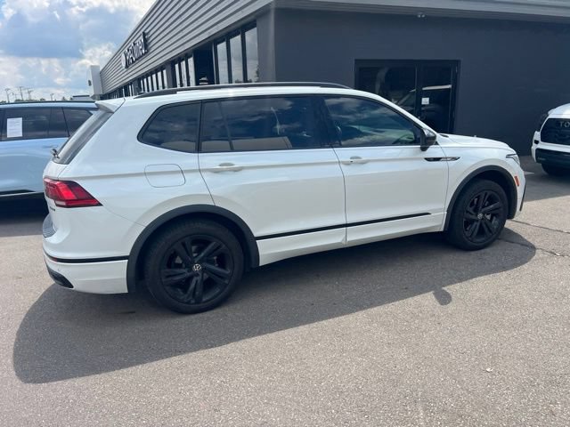 Used 2024 Volkswagen Tiguan SE R-Line AWD/4WD image 3